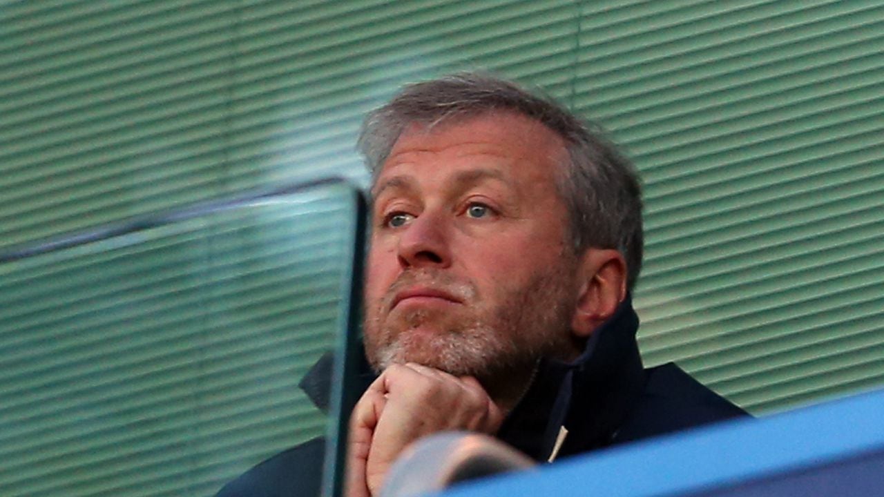 LONDON, ENGLAND - JANUARY 16:  Chelsea owner Roman Abramovich looks on during the Barclays Premier League match between Chelsea and Everton at Stamford Bridge on January 16, 2016 in London, England.  (Photo by Marc Atkins/Mark Leech Sports Photography/Getty Images)