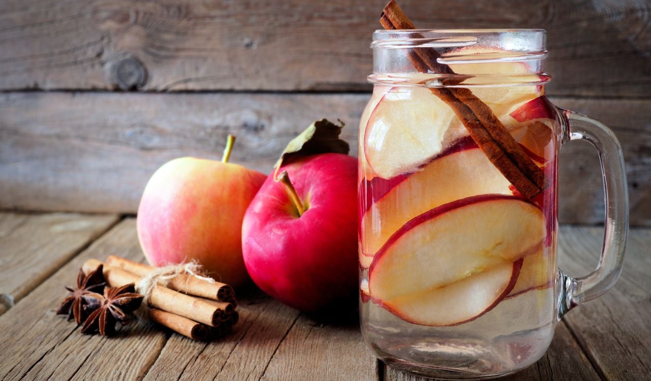 Agua de manzana para bajar de peso y mejorar la fuerza de los músculos.