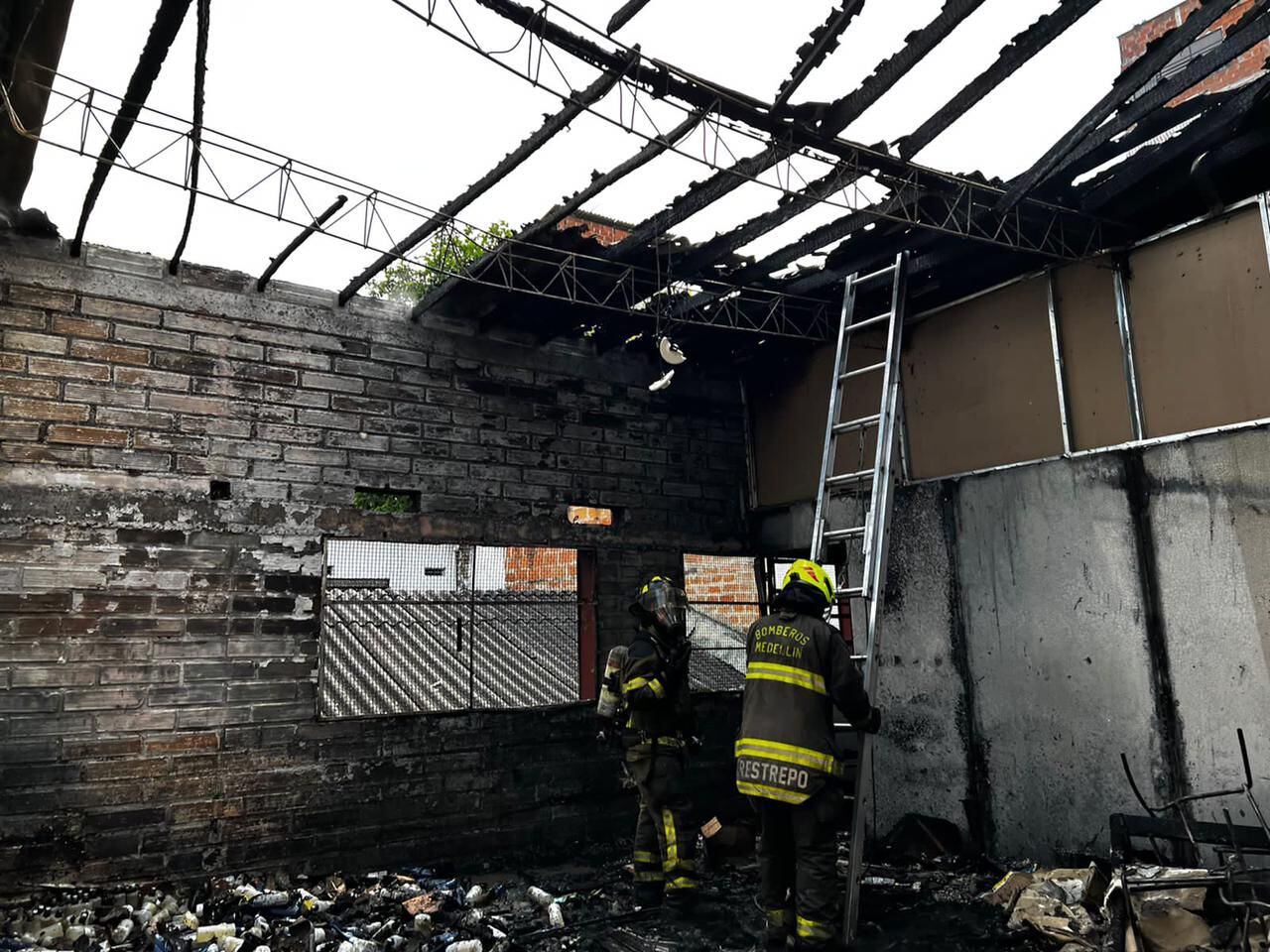 Ocho unidades del Cuerpo Oficial de Bomberos Medellín atendieron incendio estructural en el Centro Pastoral Santo Sepulcro.