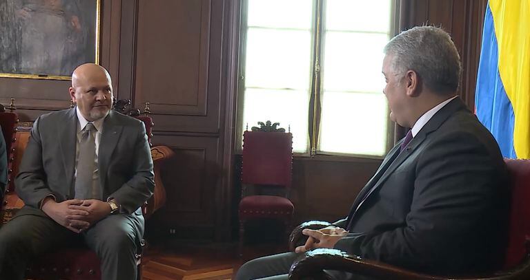 Iván Duque presidente de Colombia con el fiscal de la CPI