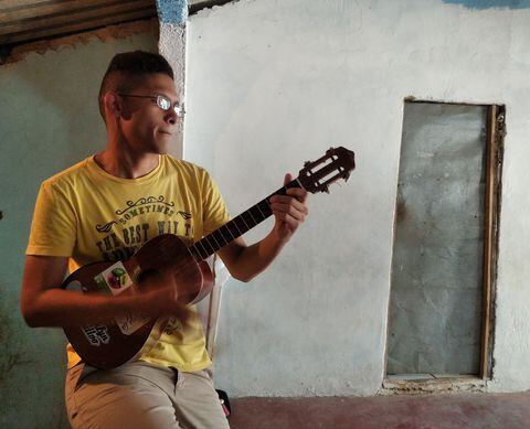 Carlos estudió guitarra clásica. Sabe tocar cuatro, tiene un amplio repertorio musical.