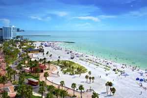 Clearwater Beach en el Golfo de México se encuentra en la costa central oeste de Florida. Clearwater ha sido clasificada con frecuencia como una de las mejores playas de los Estados Unidos debido a sus playas de arena blanca y aguas cálidas.