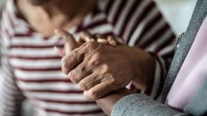 Los pacientes con parkinson necesitan un tratamiento farmacológico y unos hábitos especiales de alimentación. Foto: Getty Images.