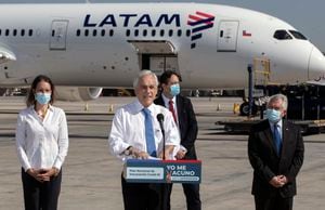 El presidente de Chile Sebastián Piñera pronuncia unas palabras en el aeropuerto de Santiago. (AP Photo/Esteban Felix)