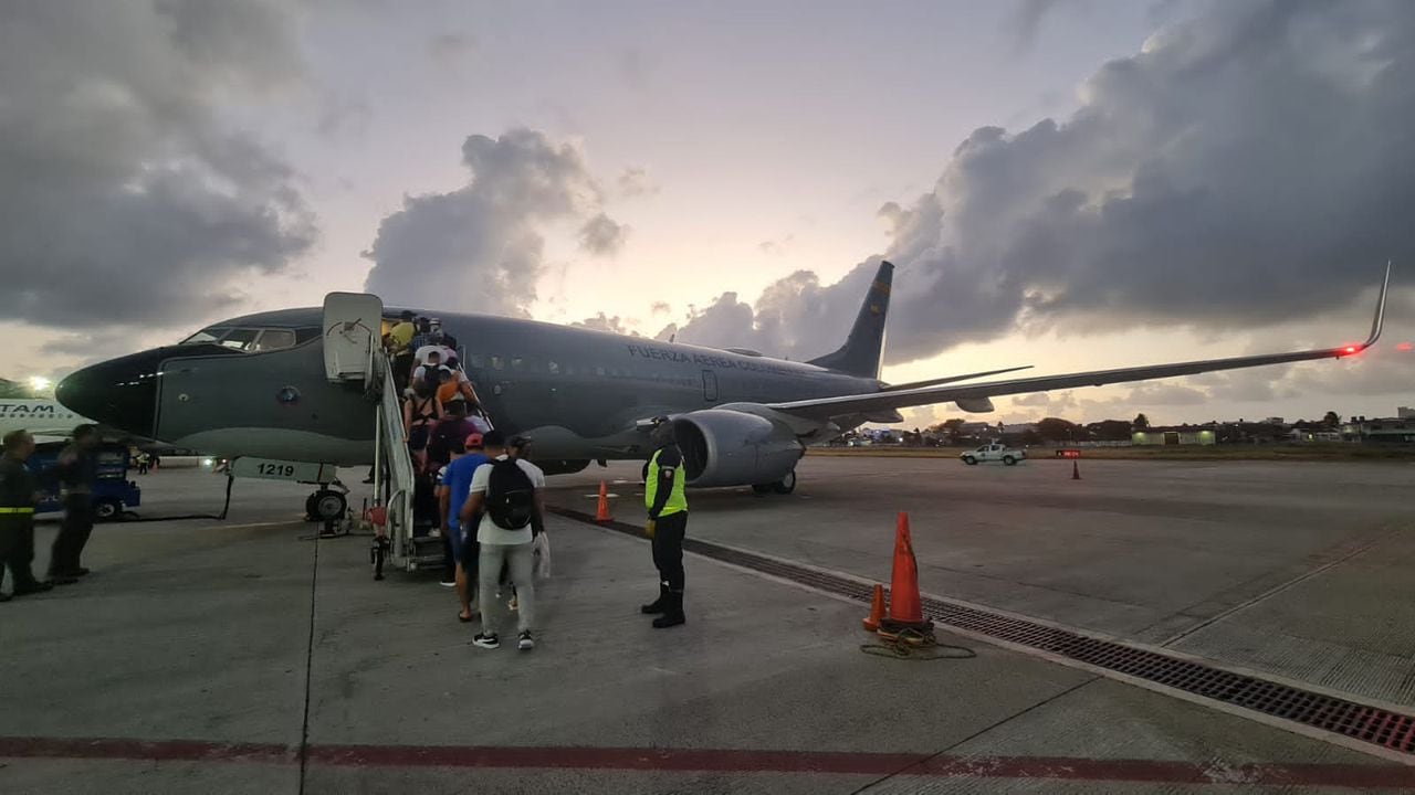 En el Boeing 737 de la FAC, fueron trasladados desde San Andrés hacia destinos como Bogotá, Rionegro y Cali, pasajeros afectados por crisis aérea en Colombia.