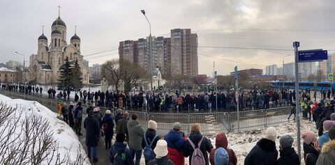 Rusos se reúnen frente a la iglesia de la Madre de Dios Quench My Sorrows antes del funeral del difunto líder de la oposición rusa Alexei Navalny, en el distrito de Maryino en Moscú el 1 de marzo de 2024. (Foto de Andrey BORODULIN / AFP)