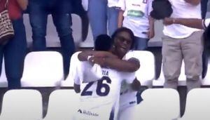 Video: Jugador del Once Caldas fue expulsado de la cancha por celebrar un gol con su madre