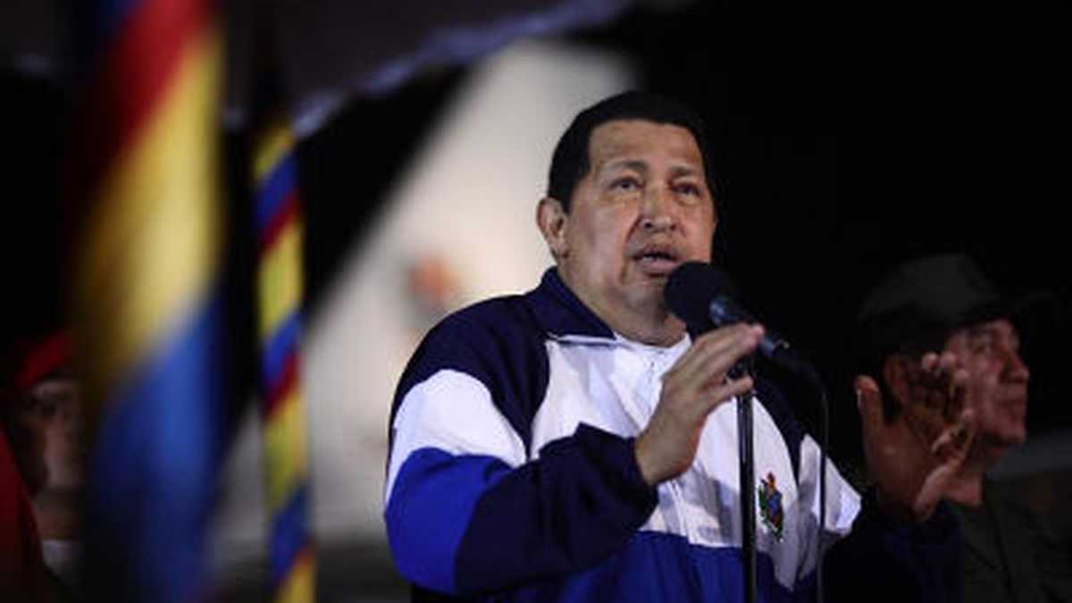 El presidente venezolano, Hugo Chávez, hablando a su llegada a Caracas (Venezuela), el viernes, tras su llegada de Cuba, donde se sometió a tratamiento médico.