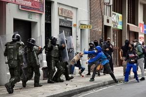 BOGOTÁ, COLOMBIA - 24 DE FEBRERO: Los manifestantes chocan con la policía antidisturbios durante una manifestación contra la brutalidad policial el 24 de febrero de 2021 en Bogotá, Colombia. Cada 24 de febrero, los colombianos protestan por el aniversario de la creación del Escuadrón Móvil Antidisturbios (ESMAD), que registra varios casos de violencia, abusos y uso injustificado de la fuerza. (Foto de Guillermo Legaria / Getty Images)