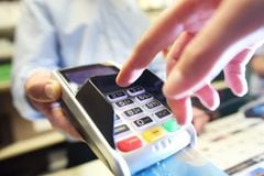 Los cajeros deben tener habilidades para manejar pago con tarjetas y en efectivo.