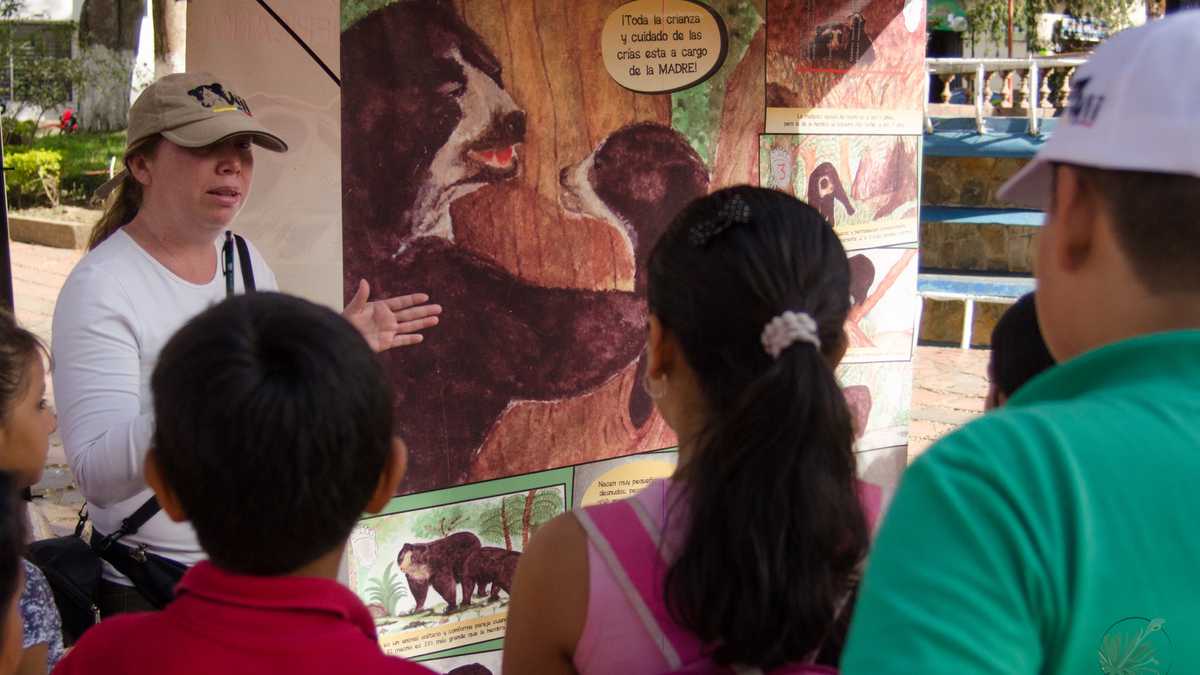 Adriana Reyes celebra que hoy la imagen del oso andino esté en las ciudades, en los murales y que los niños sepan que en Colombia tenemos osos.