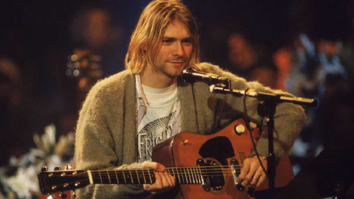 El cantante y guitarrista estadounidense Kurt Cobain (1967 - 1994), actúa con su grupo Nirvana en una grabación del programa de televisión 'MTV Unplugged', Nueva York, Nueva York, 18 de noviembre de 1993. (Foto de Frank Micelotta/Getty Images)