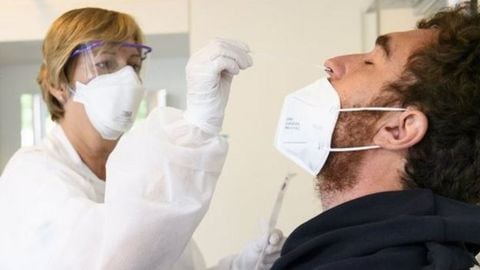 Las pruebas de diagnóstico de covid-19 más extendidas actualmente se realizan a partir de muestras tomadas con un hisopo. Foto: EPA-BBC