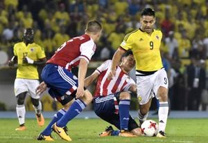 BARRANQUILLA, COLOMBIA - OCTOBER 5: Radamel Falcao of Colombia, vies for the ball with Robert Piris and Fabian Balbuena, of Paraguay, during a match between Colombia and Paraguay as part of FIFA 2018 World Cup Qualifiers at Metropolitano Roberto Melendez Stadium on October 5, 2017 in Barranquilla, Colombia. (Photo by Luis Ramirez/LatinContent/Getty Images)