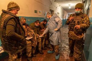 Un médico militar ucraniano ayuda a los militares ucranianos a completar un formulario médico antes de recibir una dosis de la vacuna AstraZeneca COVID-19 comercializada bajo el nombre CoviShield en una base militar cerca de la ciudad de primera línea de Krasnohorivka, en el este de Ucrania, el viernes 5 de marzo. 2021. El país designó 14.000 dosis de su primer envío de vacunas para los militares, especialmente los que luchan contra los separatistas respaldados por Rusia en el este. Pero hasta ahora solo se han vacunado 1.030 soldados. En la ciudad de Krasnohorivka, en primera línea, los soldados se niegan en general a vacunar. (Foto AP / Evgeniy Maloletka)