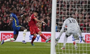 Liverpool's Luis Diaz, center, attempts a shot at goal during the English League Cup final soccer match between Chelsea and Liverpool at Wembley stadium in London, Sunday, Feb. 27, 2022. (AP/Alastair Grant)