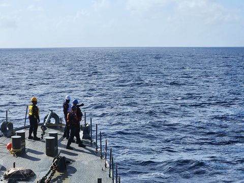 La Armada Nacional informó que producto de esta interceptación se capturó a tres personas.