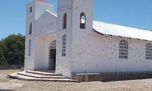 Iglesia en México queda en medio de balacera. Foto: Twitter @DeniseMaerker