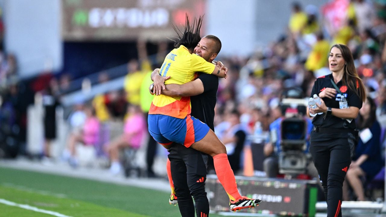 Catalina Usme celebrando el gol con el técnico.
