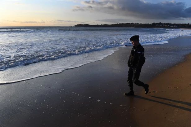 Autoridades inspeccionando playa donde fue hallada la cocaína