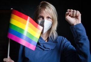 Mujer joven ondeando una bandera del arco iris por los derechos LGBT, libertad para el concepto homosexual Lgbtq, con una máscara de seguridad para Covid-19, coronavirus. Protestas y coronavirus
Una expresión de fuerza y ​​determinación en la lucha por la igualdad