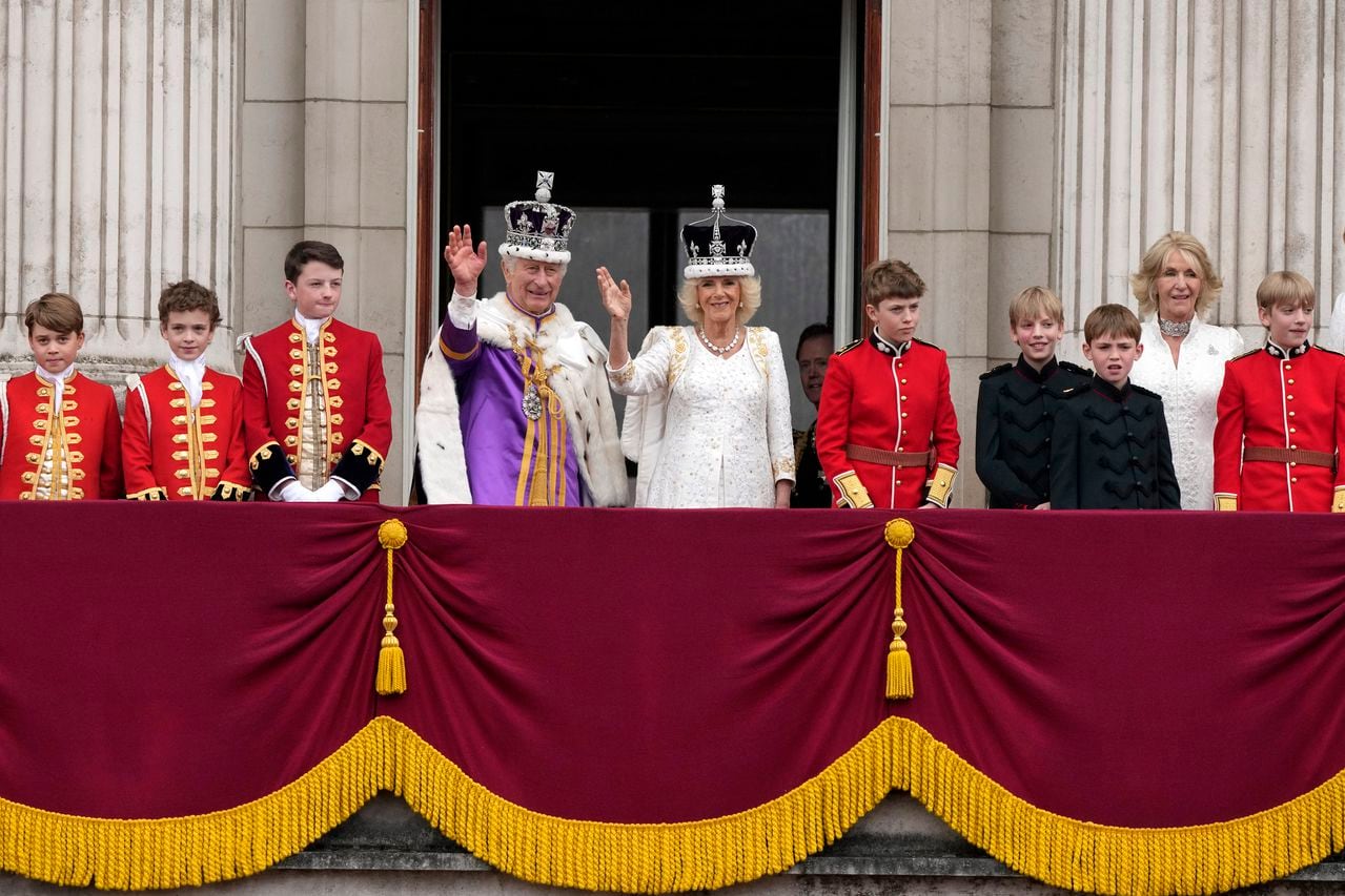 El rey Carlos III y la reina Camila de Gran Bretaña saludan a la multitud desde el balcón del Palacio de Buckingham después de la ceremonia de coronación