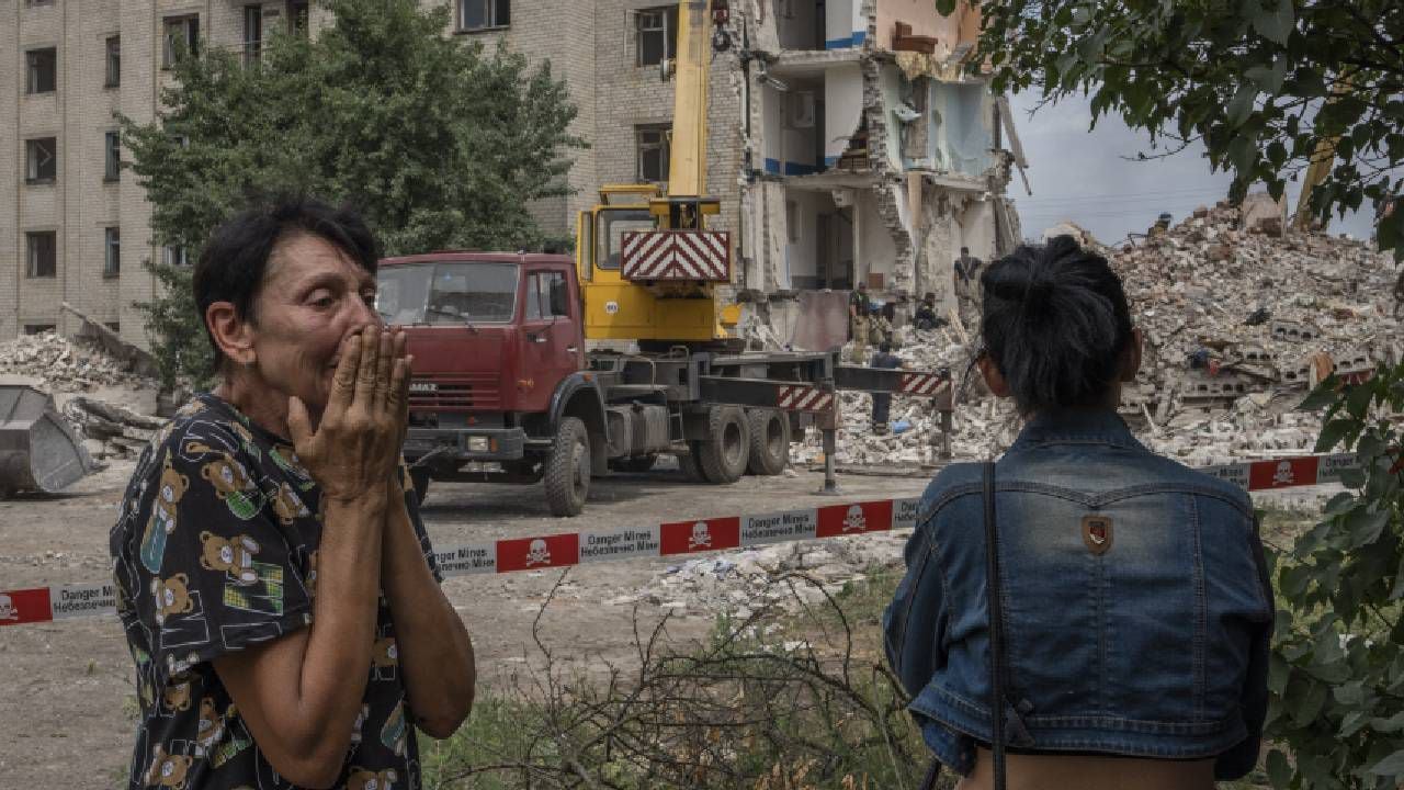 Iryna Shulimova, de 59 años, llora al ver la destrucción de varios edificios de apartamentos por un cohete ruso, el domingo 10 de julio de 2022, en Chasiv Yar, región de Donetsk, en el este de Ucrania. Foto: AP/Nariman El-Mofty.