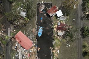 Vista aérea de los escombros que rodean la casa del abuelo de Austin Daniel Ellison, cuyo negocio de camarones fue destruido por el huracán Idalia, parcialmente colgando sobre el agua, en Horseshoe Beach, Florida, EE. UU., el 31 de agosto de 2023.