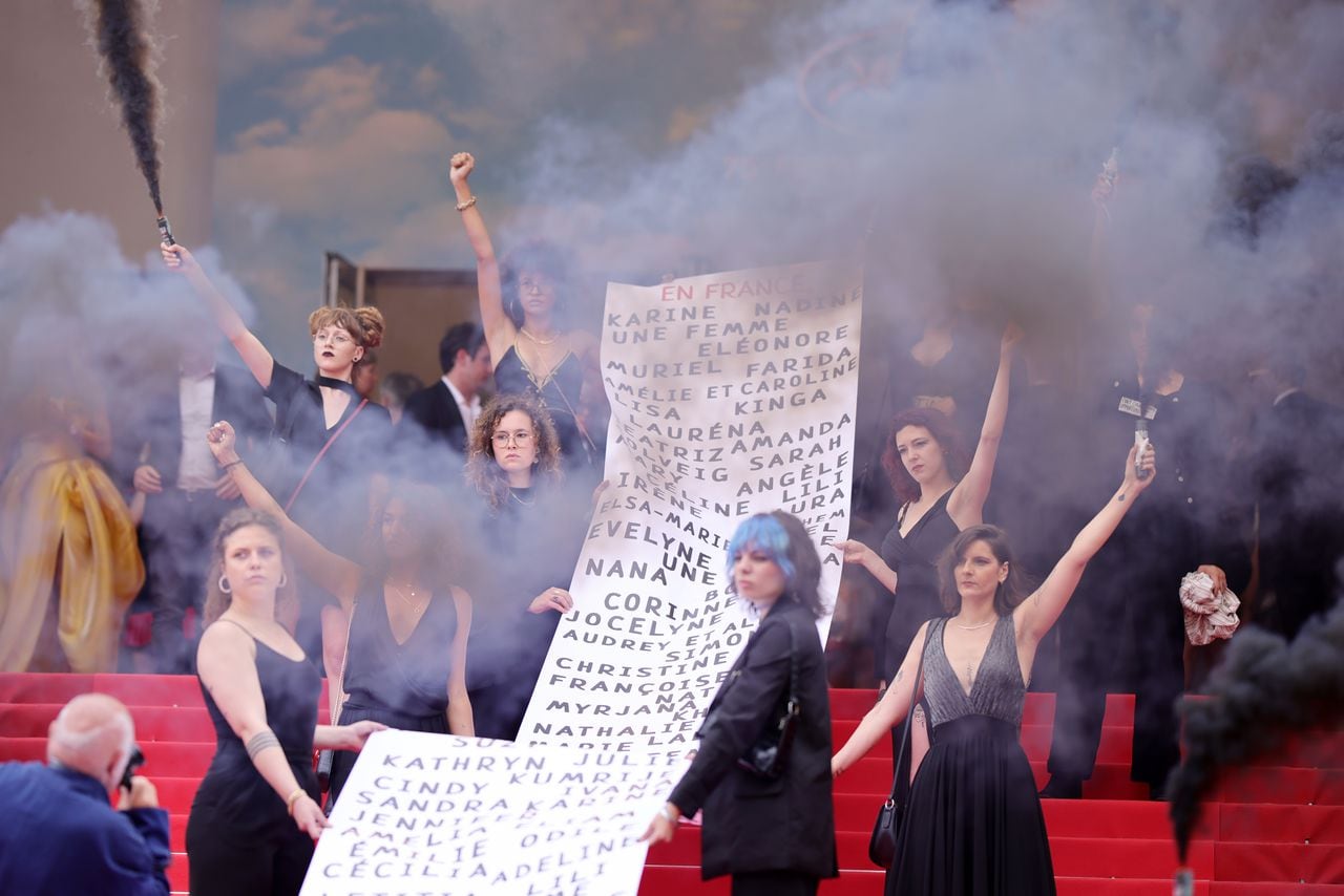 CANNES, FRANCIA - 22 DE MAYO: Miembros del movimiento feminista "Les Colleuses" sostienen una pancarta que muestra los nombres de 129 mujeres que murieron como resultado de violencia doméstica antes de la proyección de "Holy Spider" durante el 75º festival anual de cine de Cannes en el Palais des Festivals el 22 de mayo de 2022 en Cannes, Francia. (Foto de Andreas Rentz/Getty Images)