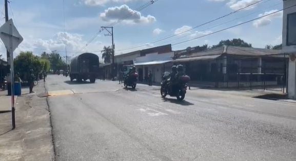 Con caravanas de la Fuerzas Militares son movilizados los vehículos en el Bajo Cauca, antioqueño.