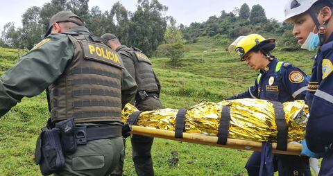 Anciano de 82 años rescatado en una montaña de La Estrella, Antioquia, tras estar desparecido tres días.