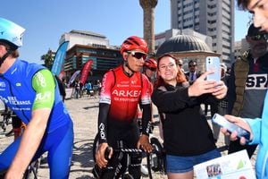 Nairo Quintana posa para una foto junto a una fanática en Turquía