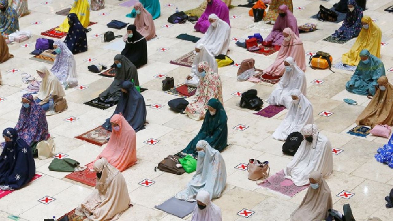 Oraciones socialmente distanciadas antes del Ramadán de este año en una mezquita de Indonesia. BBC - REUTERS