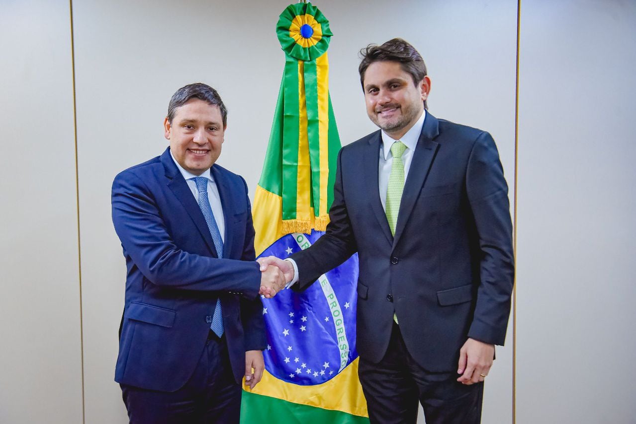 El ministro TIC, Mauricio Lizcano, con su homólogo de Brasil, Juscelino Filho