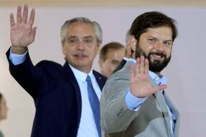 Chilean President Gabriel Boric, right, and Argentina's President Alberto Fernandez wave upon arrival for the South American Summit at Itamaraty palace in Brasilia, Brazil, Tuesday, May 30, 2023. South America's leaders are gathering as part of President Luiz Inácio Lula da Silva's attempt to reinvigorate regional integration efforts. (AP Photo/Andre Penner)