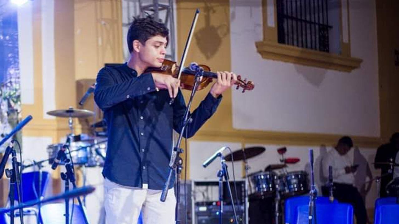 Elui Maldonado, profesor de violín en el Bibliobarrio Mompós, es uno de los músicos del Sistema Nacional de Orquestas y Coros Juveniles e Infantiles de Venezuela que escogió Colombia como destino para emigrar.