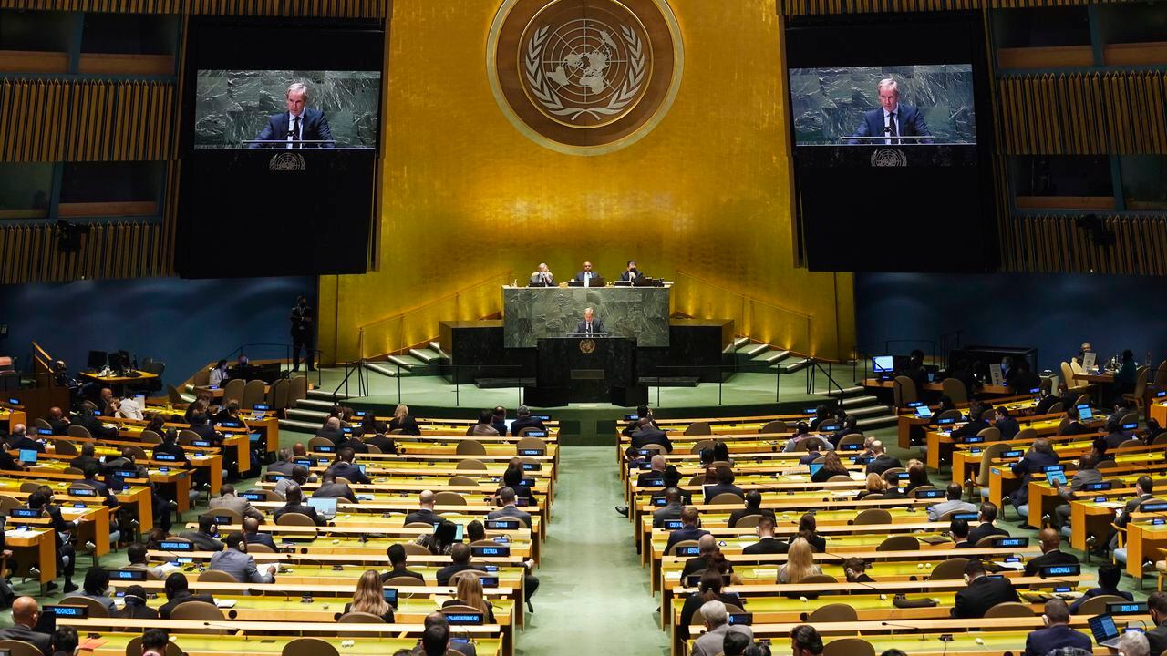 Tras dos días de desfile de más de un centenar de países por la tribuna de la Asamblea General de Naciones Unidas para abogar por la paz y la seguridad, este miércoles se votó el proyecto de resolución de condena sobre la invasión rusa de Ucrania. (AP Foto/Seth Wenig)