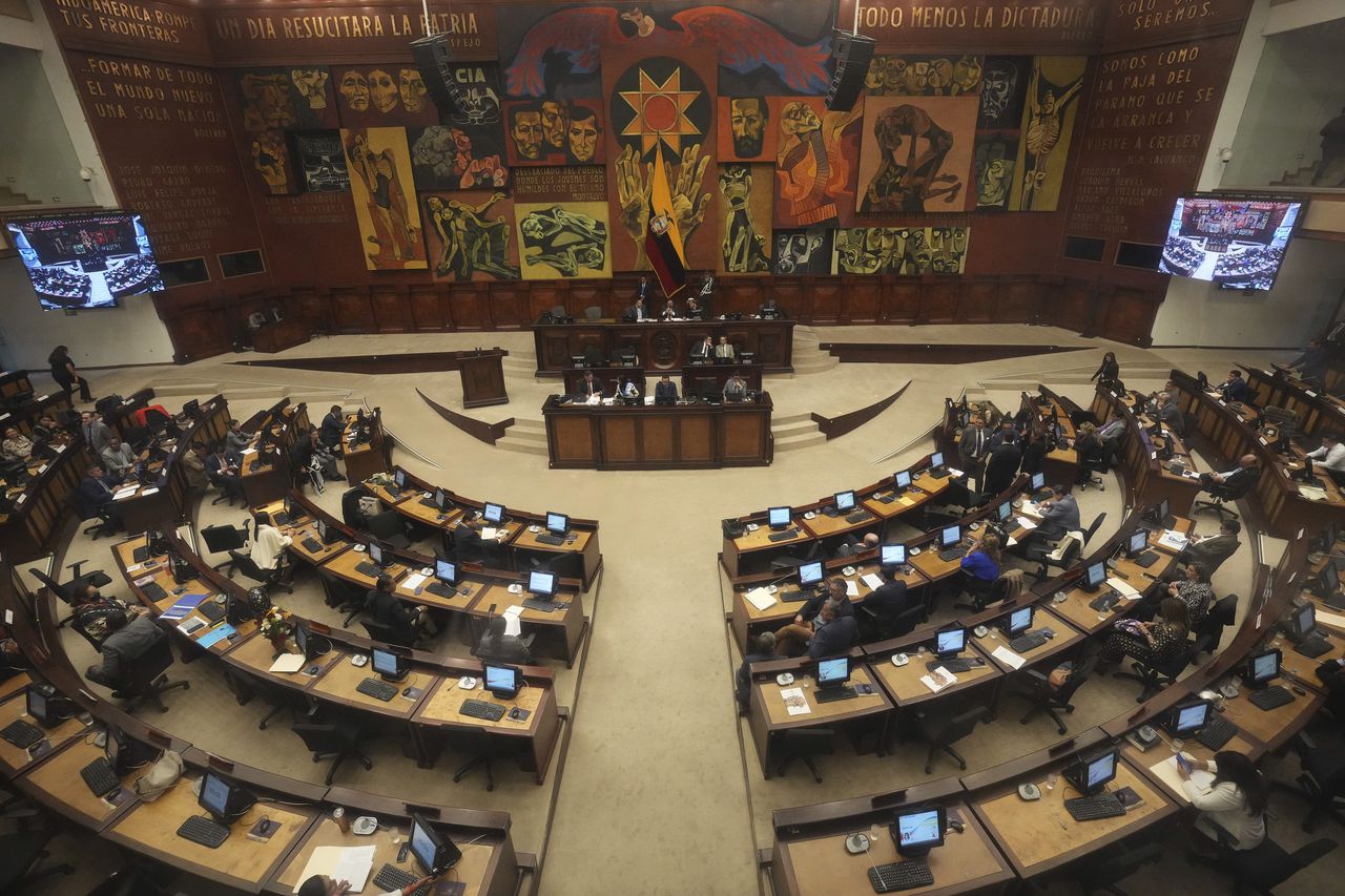 Los legisladores celebran una sesión para decidir si continúan el proceso que podría conducir a la destitución del presidente Guillermo Lasso, acusado de presunta malversación de fondos públicos, en la Asamblea Nacional en Quito