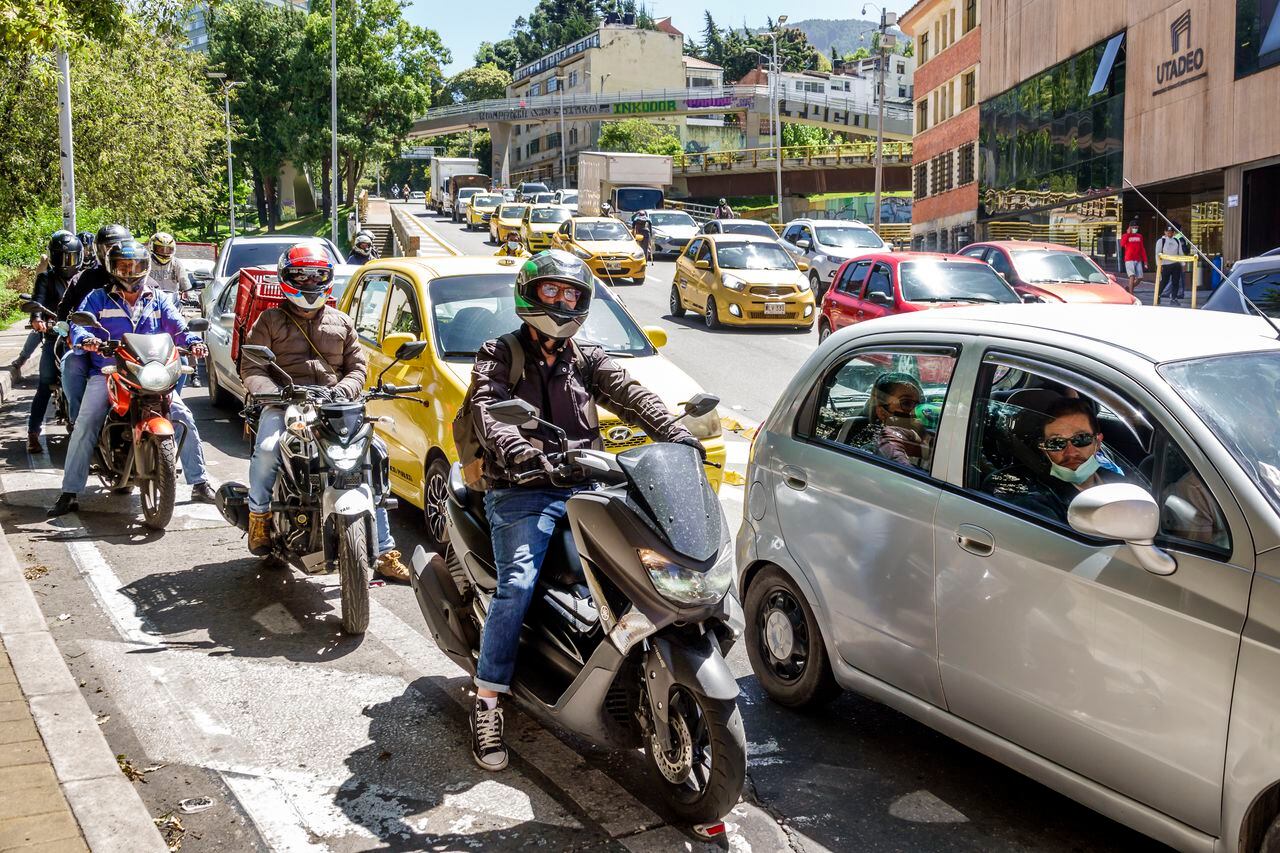 Bogotá, Colombia, motociclistas y automóviles atrapados en el tráfico congestionado.