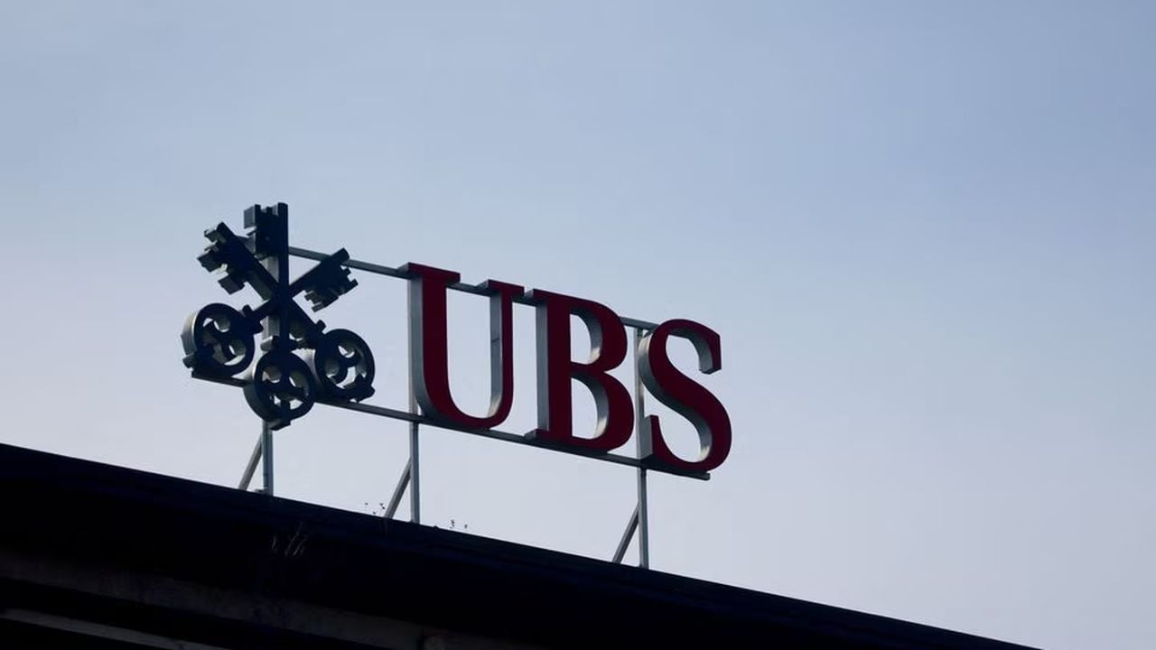 Logo del banco suizo UBS en Paradeplatz en Zúrich, Suiza, 16 de marzo de 2023. REUTERS/Denis Balibouse