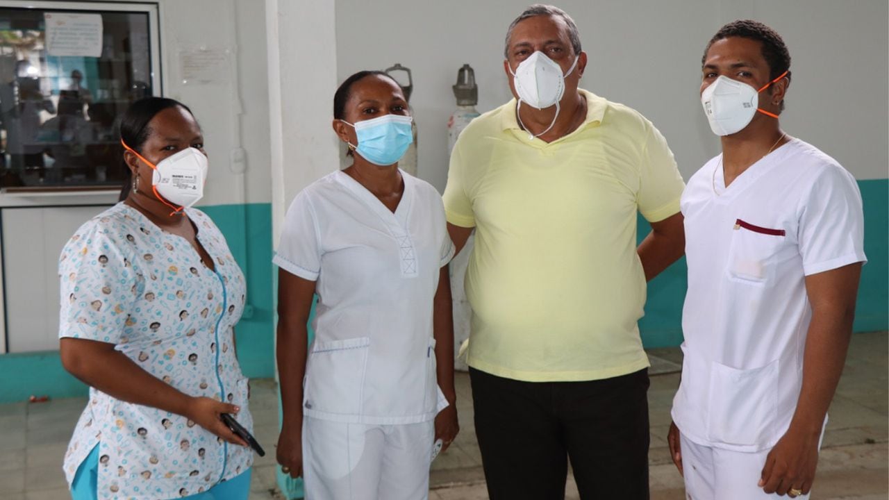 Juan Gabriel Sandoval, gerente del hospital Sagrado Corazón de Jesús ESE El Charco acompañado del personal del hospital.