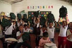 De acuerdo con Empresas Públicas de Medellín, EPM, el programa que se inició en 2011, cuando comenzó la fase de construcción del proyecto, este año permitió la entrega de 7.375 paquetes escolares a igual número de niños de 16 municipios y veredas del área de interés.