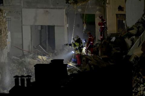 Los servicios de emergencia han evacuado a casi 200 personas luego del derrumbe provocado por una explosión (Photo by CLEMENT MAHOUDEAU / AFP)