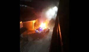 En Antioquia por poco queman una camioneta con el conductor adentro. El hombre intentó evitar el ataque.