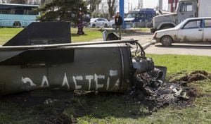 El mensaje fue escrito con pintura blanca en el cohete que mató a más de 30 civiles ucranianos