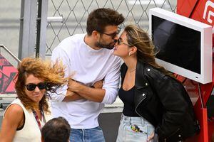 Piqué y Clara Chía dándose muestras de amor en un evento español (Photo by Josep LAGO / AFP)