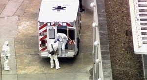 Una ambulancia llega al Emory University Hospital con el doctor Kent Brantly (derecha), el 2 de agosto del 2014, Atlanta, EE. UU.