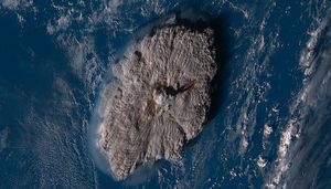 Así se vio desde el espacio la erupción del volcán submarino en la isla de Tonga, en Hawuai.