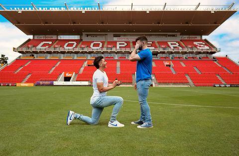 En el campo del Adelaide United, equipo de Australia, el futbolista Josh Cavallo sorprendió tras dar a conocer que se comprometió con su novio.