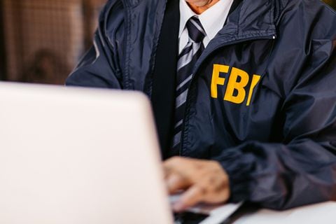 Se analiza en detalle cómo el FBI monitoriza cuidadosamente las respuestas fisiológicas del cuerpo para revelar la mentira.